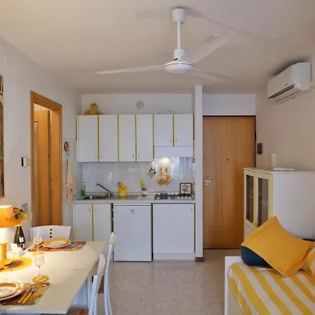 Cardellino, Piccolo E Accogliente Dietro La Сasa de vacaciones