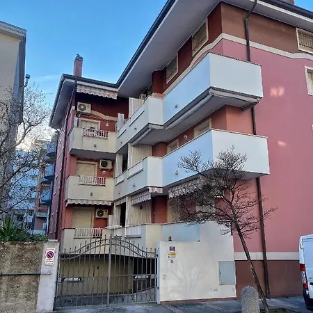 Cardellino, Piccolo E Accogliente Dietro La Сasa de vacaciones