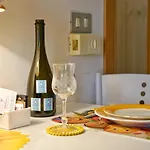Cardellino, Piccolo E Accogliente Dietro La